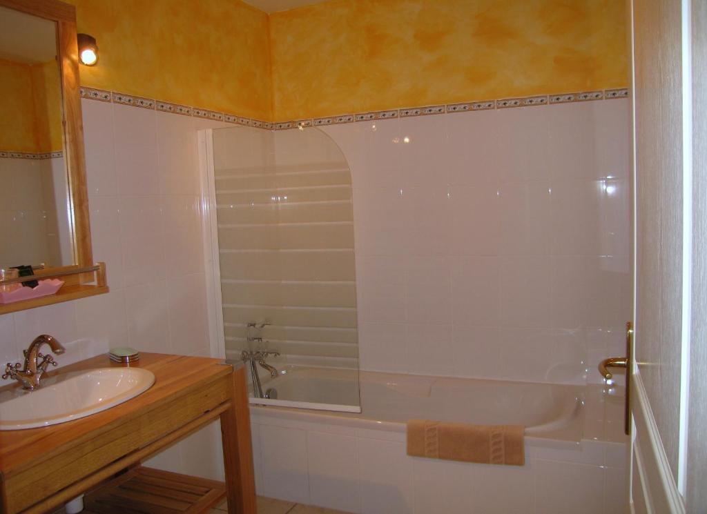 Hôtel De La Barbacane Tiffauges Zimmer foto